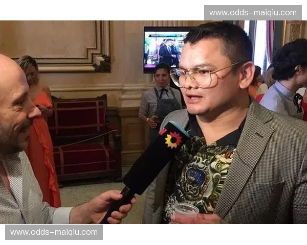 迈达纳vs梅威瑟：当野性重炮撞击精致防御，谁才是拳台最后的孤胆英雄？